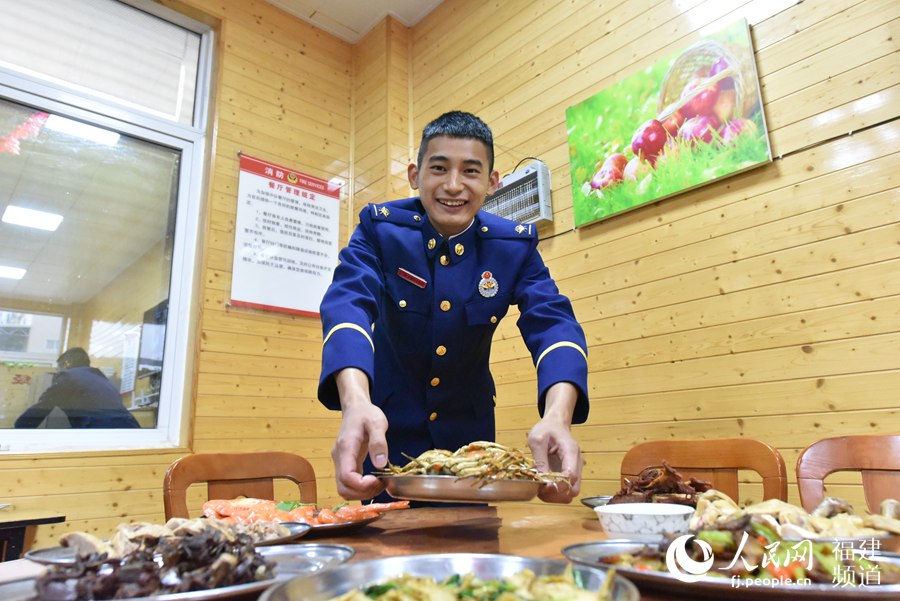 年夜飯不乏螃蟹這樣的海鮮。 余杉芳攝