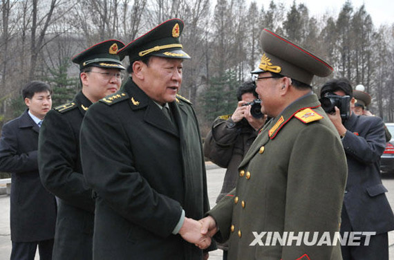 11月22日，朝鮮人民武力部部長金永春次帥（右）在平壤祖國解放戰(zhàn)爭勝利紀(jì)念塔廣場歡迎到訪的中國國務(wù)委員兼國防部長梁光烈。新華社記者姚西蒙攝