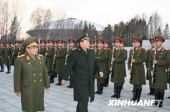 11月22日，中國國務(wù)委員兼國防部長梁光烈（右）在朝鮮人民武力部部長金永春次帥的陪同下，在平壤祖國解放戰(zhàn)爭勝利紀(jì)念塔廣場檢閱朝鮮人民軍儀仗隊(duì)。