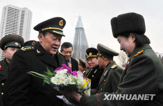 11月22日，中國國務委員兼國防部長梁光烈（左）在平壤祖國解放戰(zhàn)爭勝利紀念塔廣場接受獻花。新華社記者姚西蒙攝