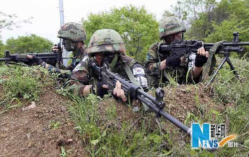 韓國軍隊(duì)在韓朝邊界舉行軍演(組圖)