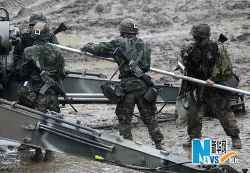 韓國軍隊(duì)在韓朝邊界舉行軍演(組圖)