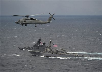 2011年1月10日，美國海軍驅(qū)逐艦與日本海上自衛(wèi)隊“鞍馬”號驅(qū)逐艦在日本長崎縣附近海域舉行聯(lián)合海上演習(xí)。資料圖片