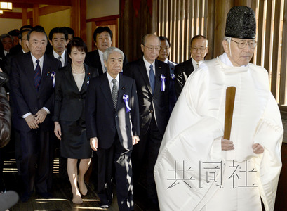 4月23日上午，跨黨派議員團體“大家參拜靖國神社國會議員會”成員參拜了靖國神社。圖中左三為會長尾辻秀久。