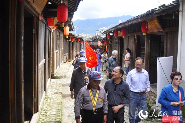 長汀縣鐘屋村紅軍街保存完好，成了紅色旅游的熱點。 吳隆重 攝