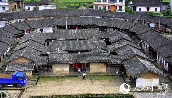 松毛嶺戰(zhàn)斗紅軍戰(zhàn)地醫(yī)院舊址——鐘屋村超坊鐘氏牛角屋。 吳隆重 攝