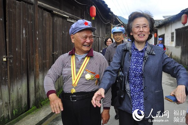 老紅軍與新四軍后代一起重走長征路。 吳隆重 攝