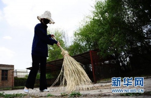 5月17日，中國(guó)鋁業(yè)青海分公司職工羅靜源在公司內(nèi)清掃垃圾。新華社記者張宏祥攝