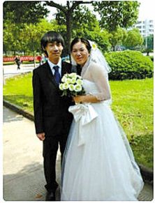 寧波大學科技學院兩同學畢業(yè)證結婚證一起領。 圖片來源：寧波日報