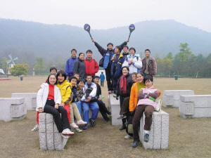 　　高一時(shí)，全班去太子灣公園玩。右二穿著黃色衣服的是張京。左上中間穿著黑衣服的女孩是也進(jìn)了外交部的趙婷，圍紅色格子圍巾的是胡躍波老師。圖片由胡躍波老師提供src=