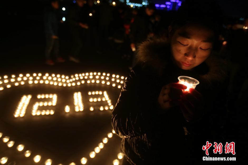 南京大學(xué)生點燃燭光祭奠遇難同胞寄哀思