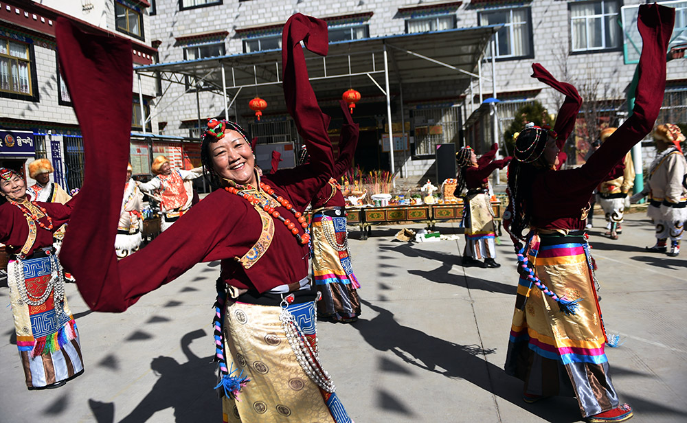 2月27日，拉薩市城關區(qū)阿壩林卡社區(qū)老年文藝隊表演舞蹈。