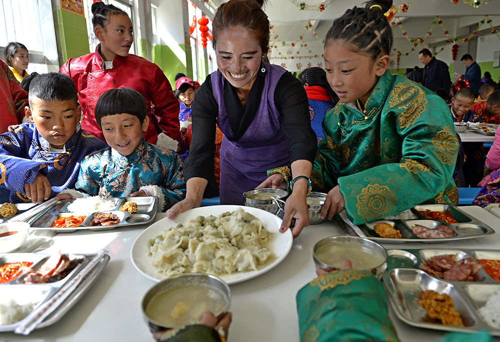 2月27日，在西藏自治區(qū)兒童福利院，老師端上熱騰騰的水餃，歡慶藏歷新年。